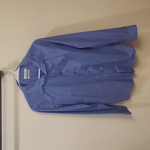 Calvin Klein Men's Body Fit dress shirt Medium